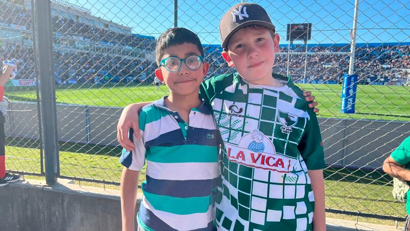 Joaquín y Josué alentaron juntos a Los Pumas en San Juan. Foto: Martín Girardi/El Doce