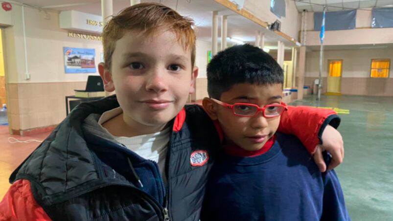 Joaquín y Josue en su escuela de Arroyito. Foto: Jorge ibáñez / El Doce. 