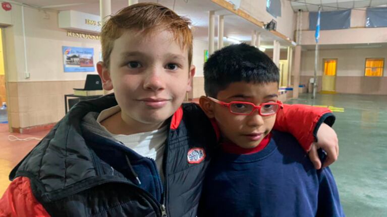 Joaquín y Josue en su escuela de Arroyito. Foto: Jorge ibáñez / El Doce.