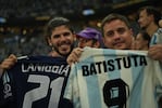 Joaquín y Santiago, felices en las tribunas de Lusail.