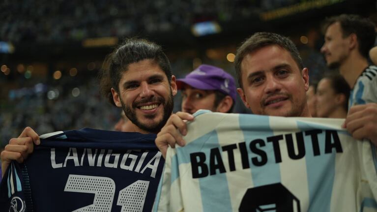 Joaquín y Santiago, felices en las tribunas de Lusail.
