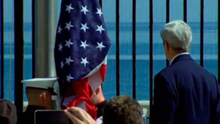 John Kerry izó la bandera de Estados Unidos en la embajada de Cuba.