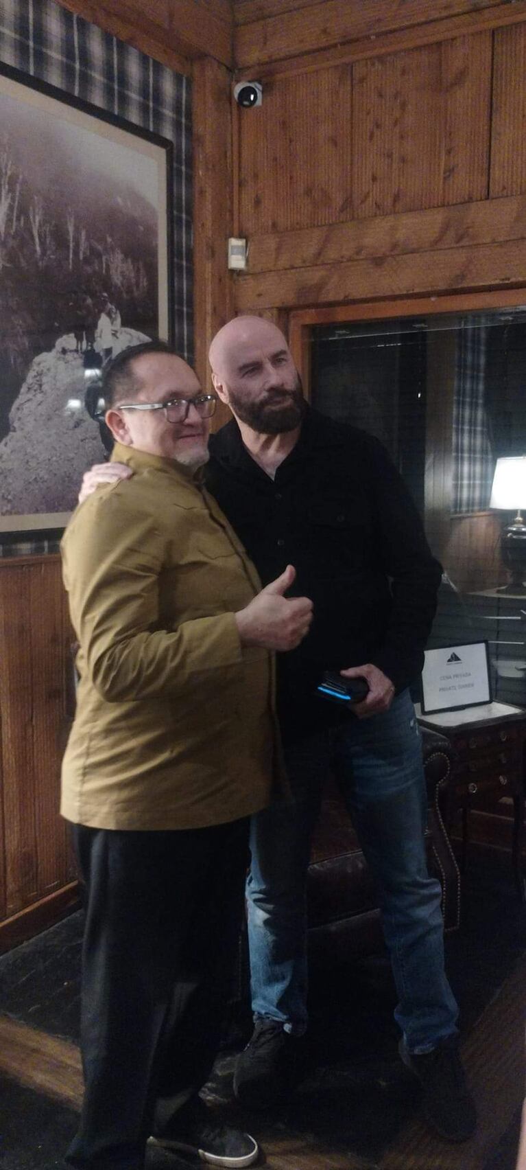John Travolta fue muy amable con los empleados que lo atendieron. (Foto: Facebook/Guido Wilson Cáceres Acevedo)