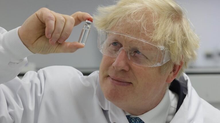 Johnson celebró el avance científico para parar la segunda ola en Inglaterra.