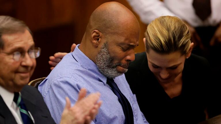 Johnson escuchó el fallo y fue consolado por una abogado de su equipo legal.