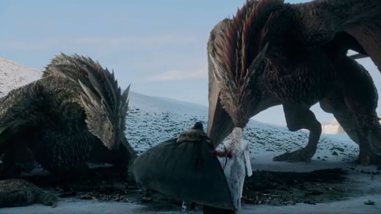 Jon Snow y Daenerys Targaryen junto a los dos dragones vivos.