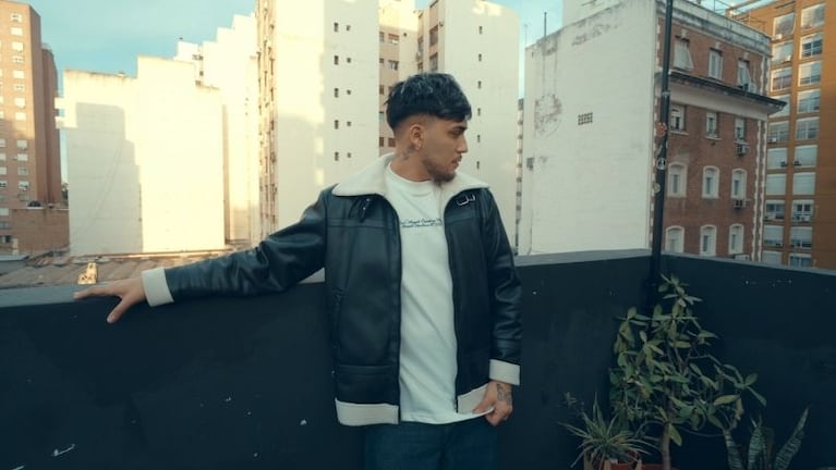 Jony Aguirre en el nuevo videoclip de Chipote.