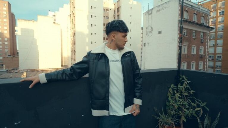 Jony Aguirre en el nuevo videoclip de Chipote.