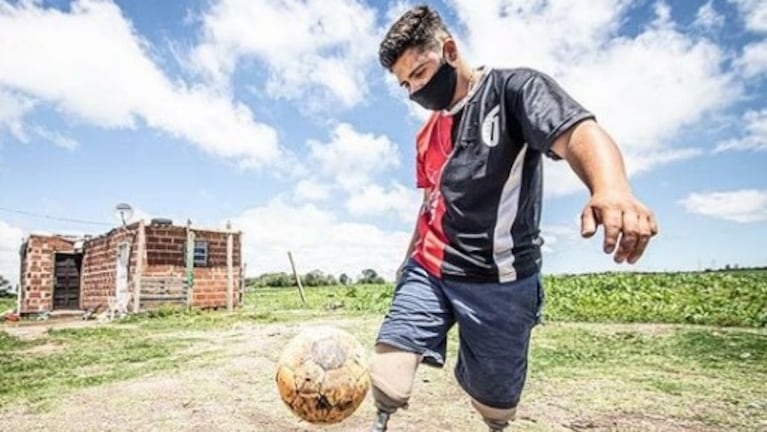 Jony hace jueguitos y domina la pelota con sus piernas artificiales. Un crack. Fotos: Municipalidad de Córdoba.