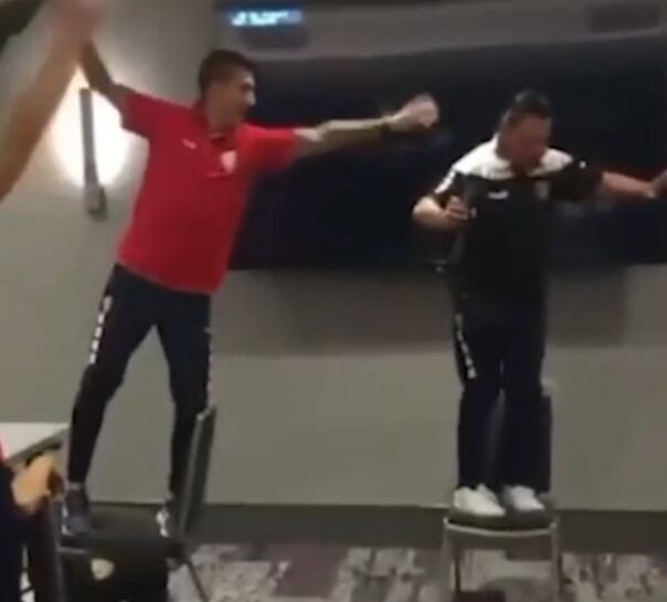 Jorge bailando al ritmo de La Mona en el vestuario.