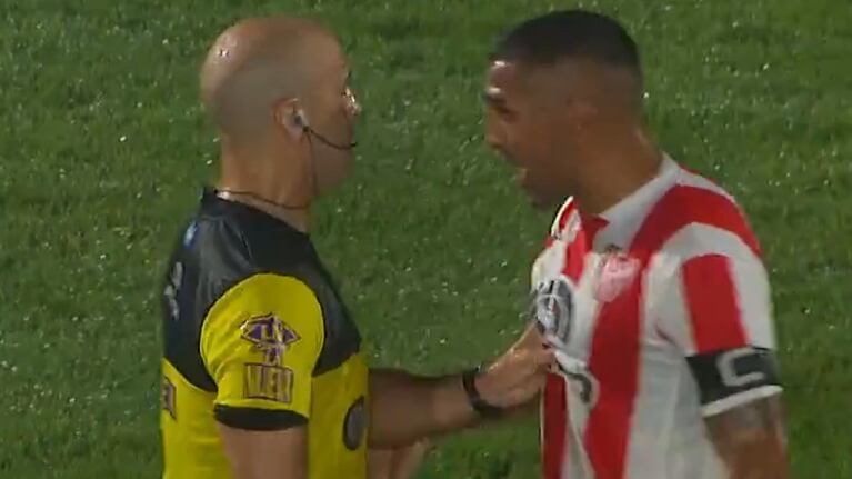 Jorge Baliño y Fernando Alarcón en un duro cruce en la cancha de Instituto.