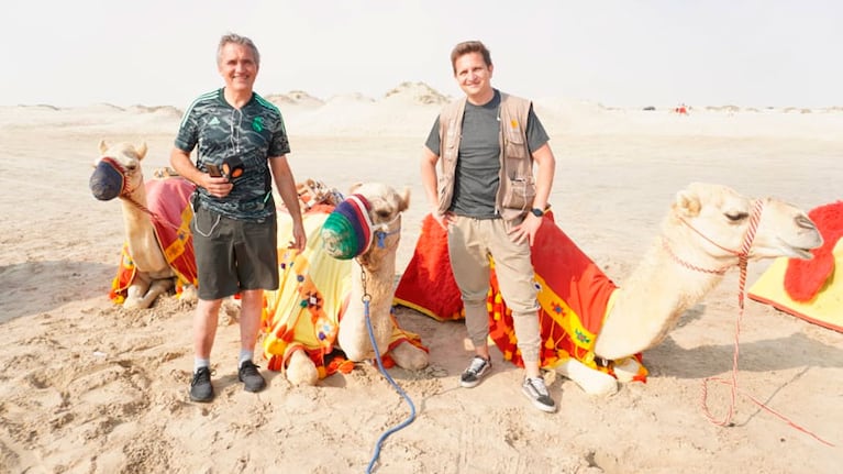 Jorge Cuadrado y Agustín Burgi con los camellos de Doha.