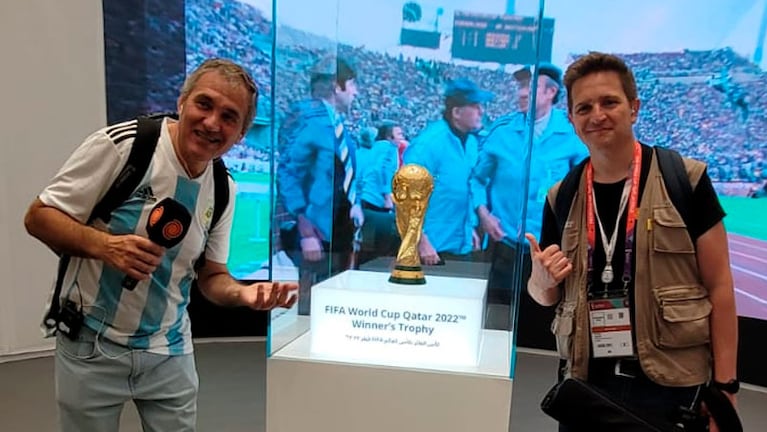 Jorge Cuadrado y Agustín Burgi posaron con la copa del Mundial.