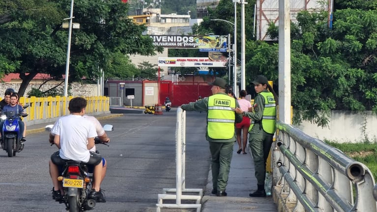 Jorge Cuadrado y Emmanuel Cuestas en el paso fronterizo Colombia-Venezuela.