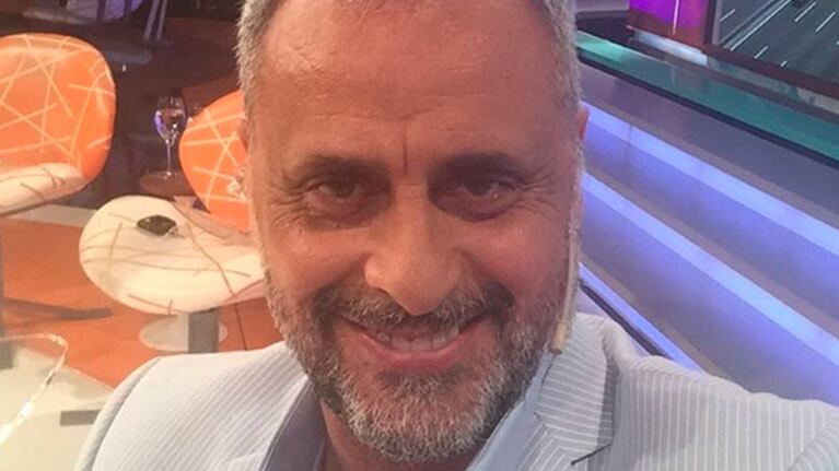 Jorge Rial y la cara de una pintora en su brazo.