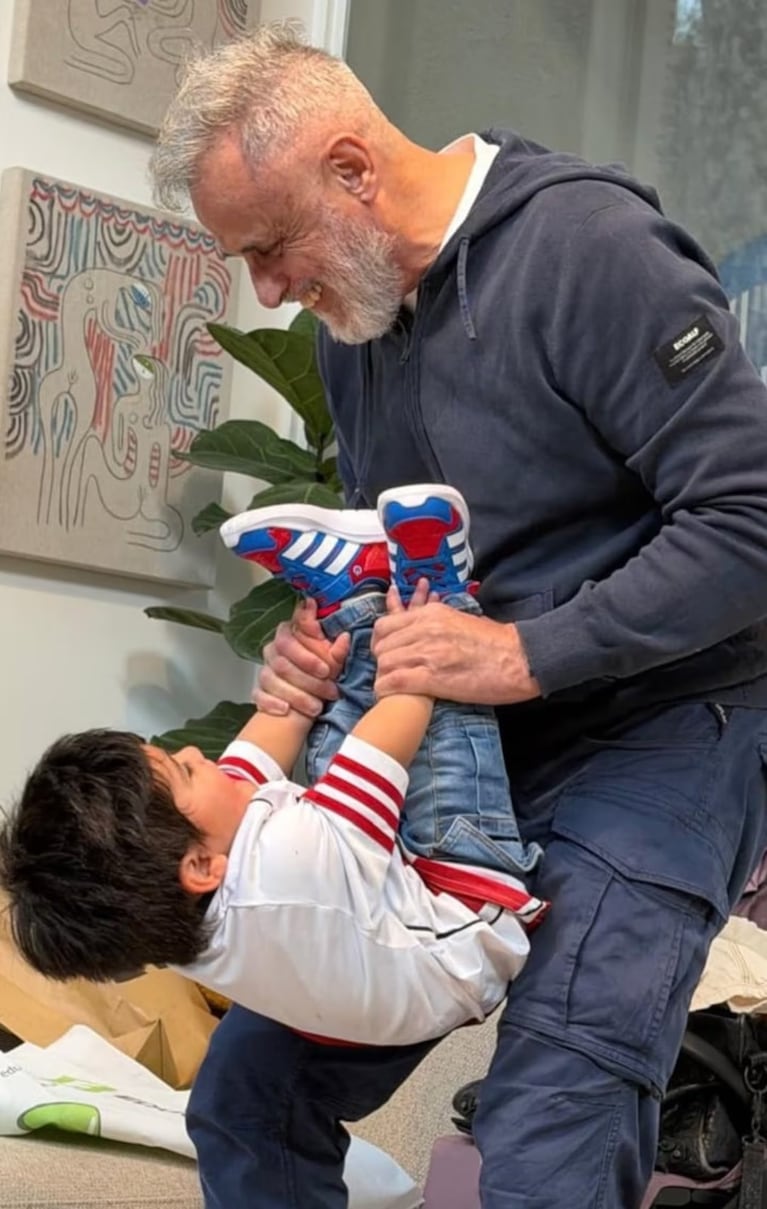 Jorge Rial y su nieto a puro juego.