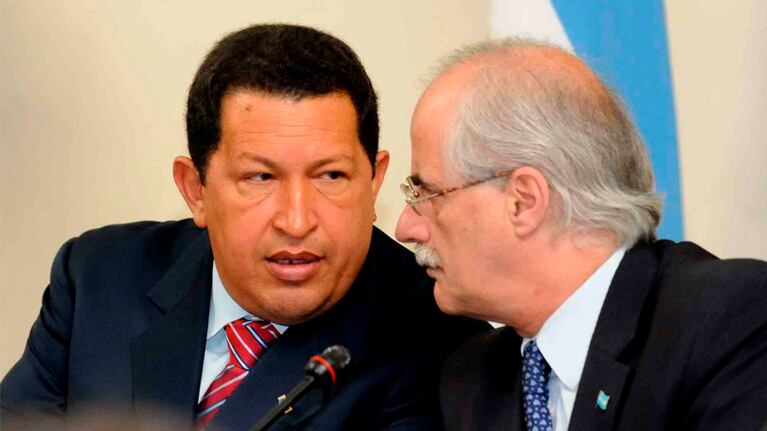 Jorge Taiana junto a Hugo Chávez.
