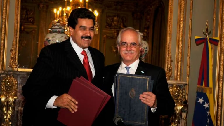 Jorge Taiana junto a Nicolás Maduro.
