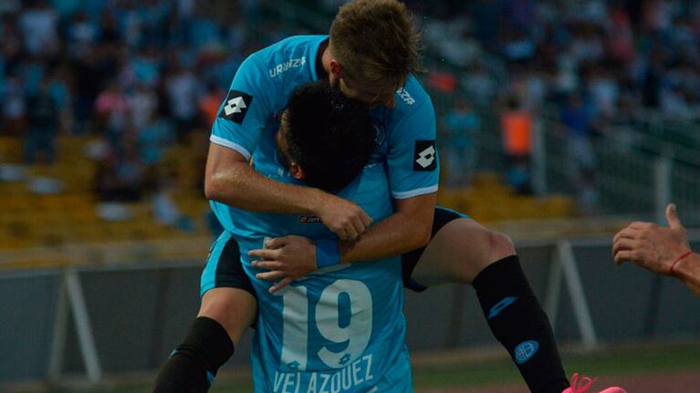 Jorge Velázquez festejó a lo grande tras meter el primer gol ante Sarmiento. Foto: Lucio Casalla / ElDoce.tv
