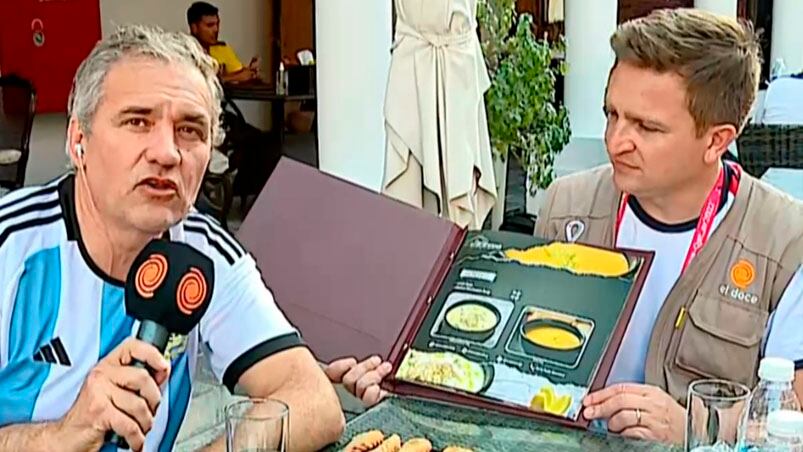 Jorge y Agustín en un bar de comidas típicas qataríes.