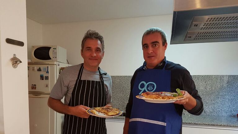 Jorge y Roberto mostraron su destreza con dos tortillas de papas riquísimas.