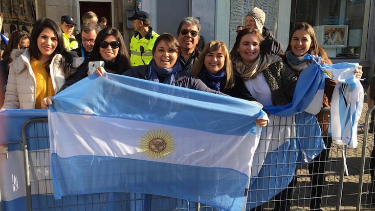 Jorgelina junto a otros argentinos que viven en Holanda.
