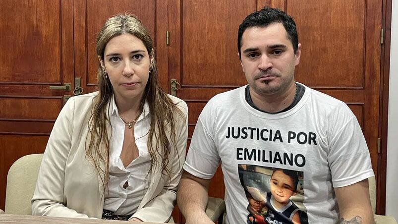 José, el papá biológico de Emiliano, junto a una de sus abogadas.