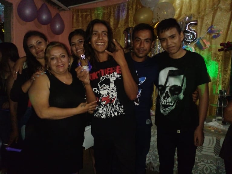 José Gabriel al medio, con la remera de Oktubre haciendo cuernitos con la mano.