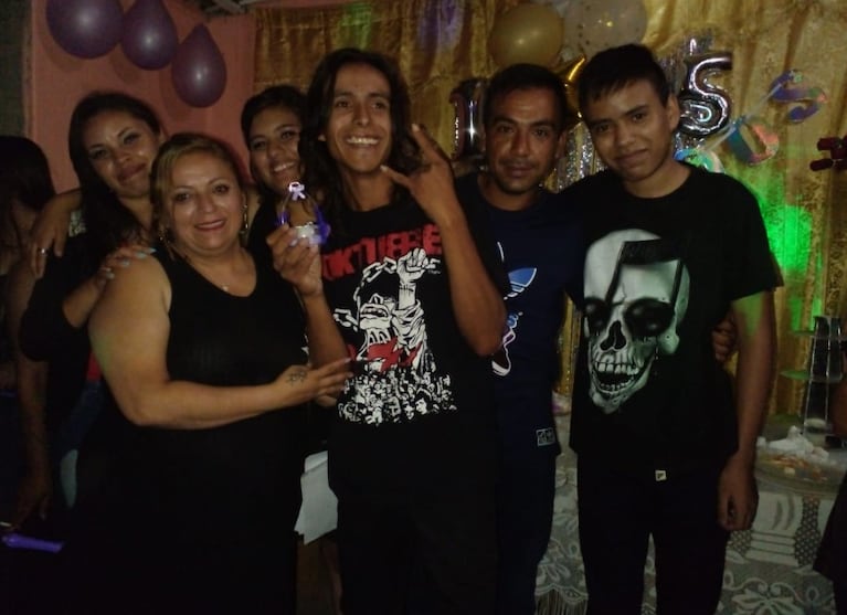 José Gabriel con la remera de Oktubre , el clásico de Los Redondos.