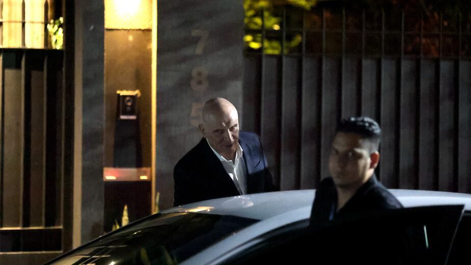 José Luis Espert saliendo desde su casa hacia Olivos.