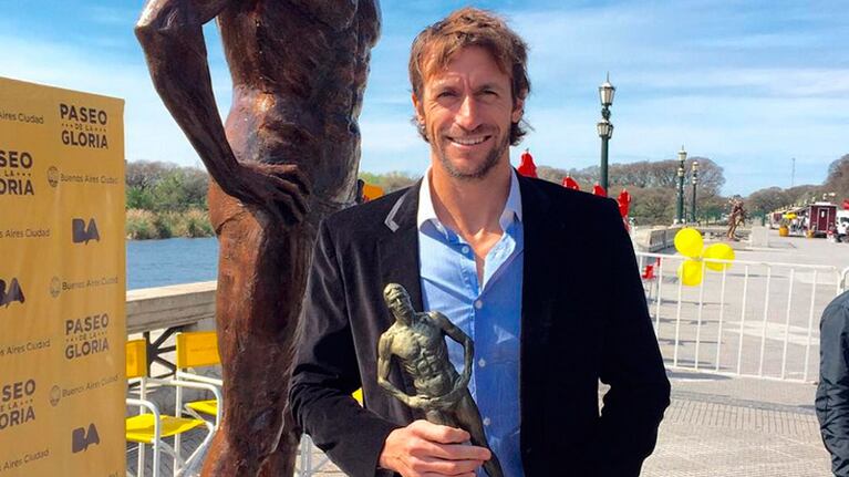 José Meolans se llevó una réplica en miniatura de su escultura.