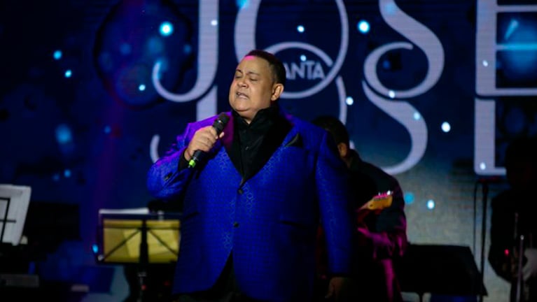 José Peña Suazo cantando en el festejo de los 30 años de la banda