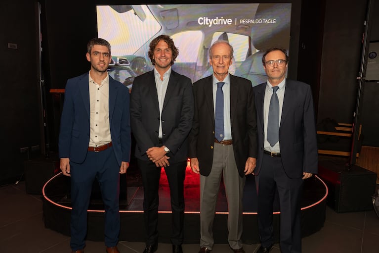 José Portela, Director General de Citydrive junto a, Federico Pieruzzini, CEO de Eximar, Manuel Tagle (H) y Manuel Tagle, Presidente de Citydrive.