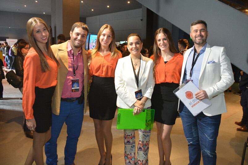 José Sosa, Alejandra Bellini y Mariano Cardarelli de ElDoce.tv junto a las promotoras. Foto: Sergio Díaz. 