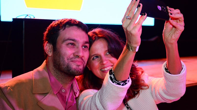 José Sosa, editor general de ElDoce.tv, junto a Soledad Oliva, productora ejecutiva de Noticiero Doce. Foto: Francesco Trombetta / ElDoce.tv.