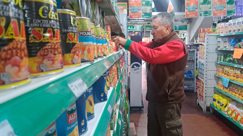 José trabaja en un supermercado para sobrevivir. Foto: Juan Pablo Lavisse / El Doce.