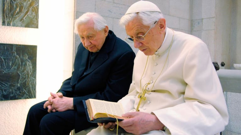 Joseph Ratzinger, cuando era Papa, junto a su hermano Georg.