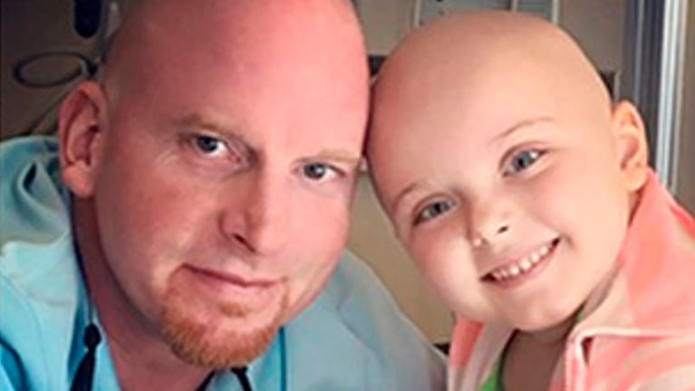 Josh Marshall se rapó la cabeza por su hijo Gabriel que tiene cáncer.