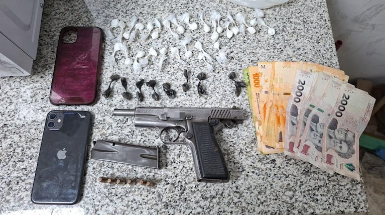 Joven y adolescente en Córdoba detenido por armas y cocaína en Córdoba.