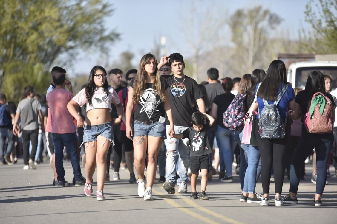 Jóvenes, estudiantes y familias coparon la villa serrana para celebrar su día. Foto: Lucio Casalla/ElDoce.tv