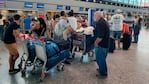 Jóvenes y no tan jóvenes prefieren irse del país en busca de mejores condiciones de vida. Foto: Néstor Ghino.