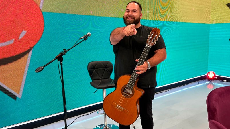 Juan Fuentes regaló un increíble acústico a Seguimos en El Doce.