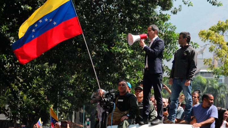 Juan Guiadó junto a Leopoldo López, el dirigente político liberado.