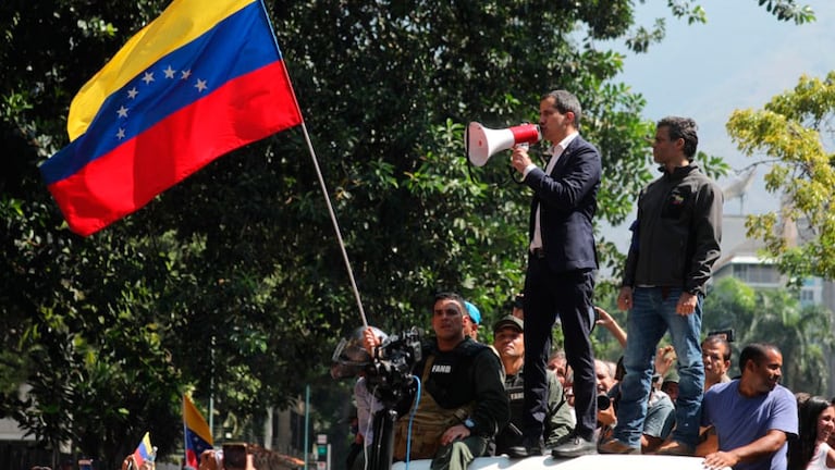 Juan Guiadó junto a Leopoldo López, el dirigente político liberado.