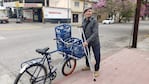 Juan junto a su bici adaptada con la que sale a repartir soda. Foto: Néstor Ghino / El Doce.