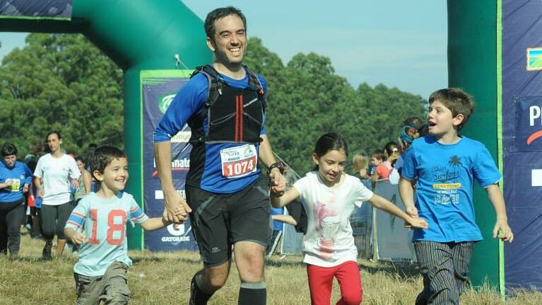 Juan, junto a sus tres hijos en una maratón posterior a la operación.