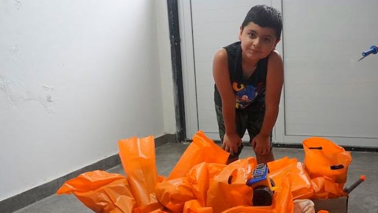 Juan Martín armó 75 bolsas con sus juguetes y los regaló a los niños que asisten a un comedor. (Foto: El Periódico)