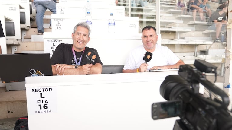 Juan Pablo Estela y Marcelo Mántaras desde la cabina de transmisión del stream de El Doce.