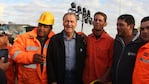 Juan Schiaretti junto a los trabajadores de la empresa Odebrecht. 