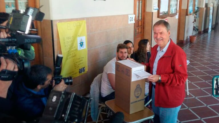 Juan Schiaretti votó y no podía faltar su campera roja de cada elección. Foto. Juan Pablo Lavisse/ElDoce.tv